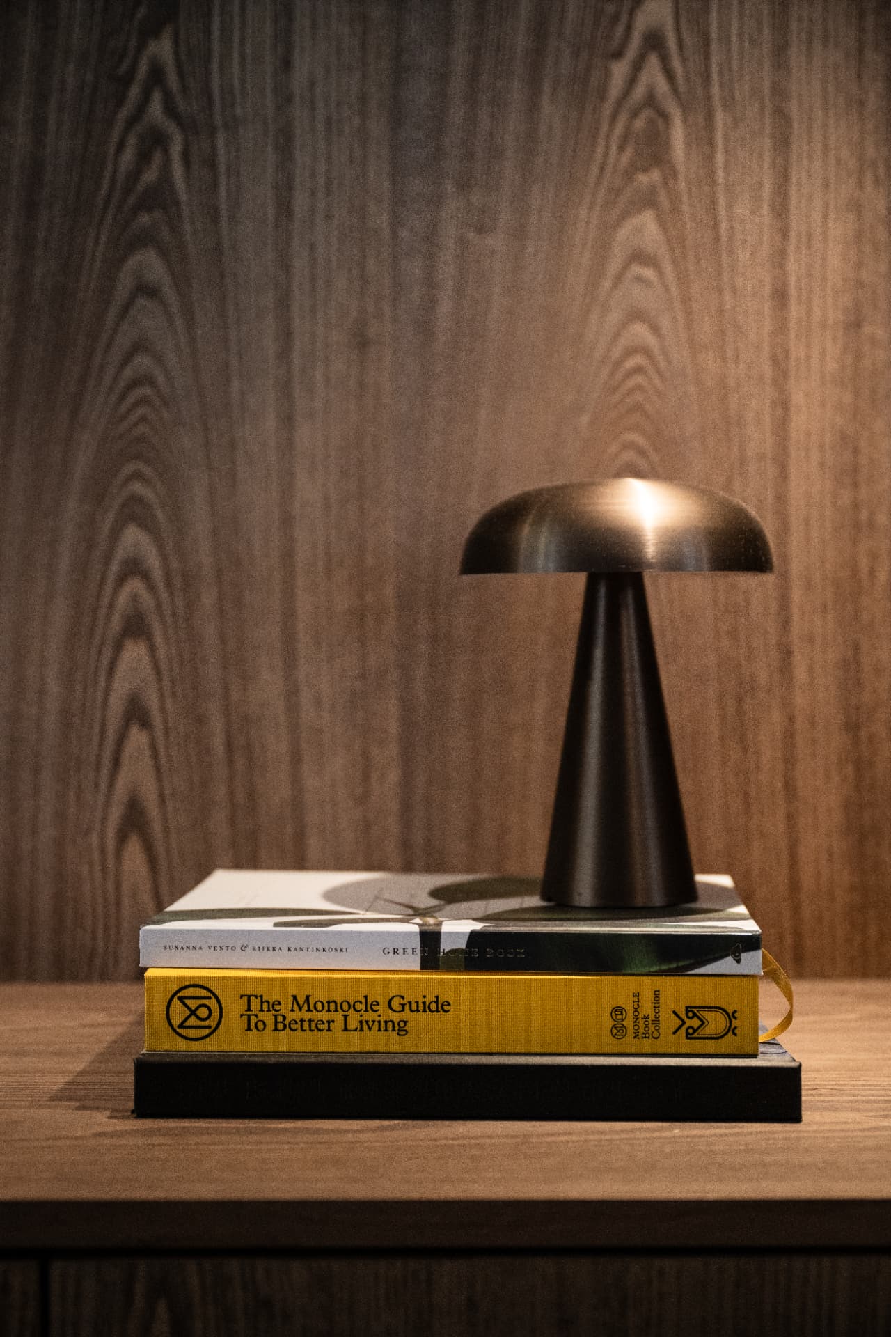 Stillife med bøker og lampe